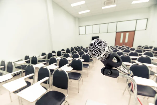Egy üres osztályterembe mikrofon — Stock Fotó