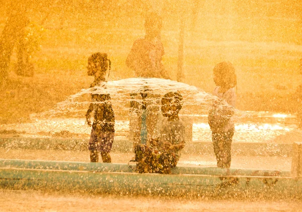 Дети играют в воде — стоковое фото
