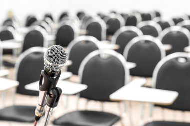 boş sınıfta mikrofon