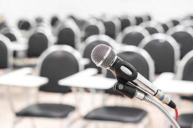 boş sınıfta mikrofon