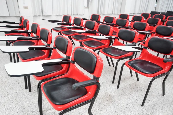 Hoorcollege stoelen in een klaslokaal — Stockfoto