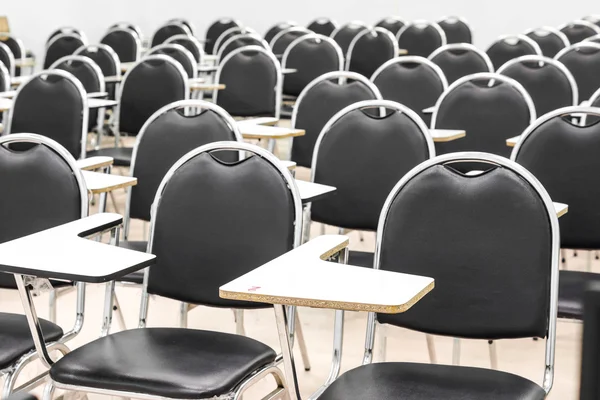Cadeiras de aula em uma sala de aula — Fotografia de Stock