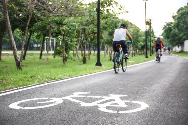 Bisiklet şeritli bisikletçi için.