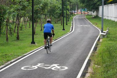 Bisiklet şeritli bisikletçi için.