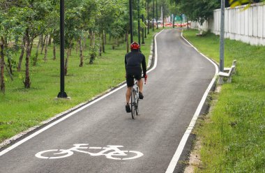 Bisiklet şeritli bisikletçi için.