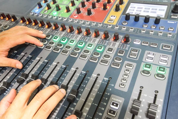 Mãos usando gravação de áudio profissional — Fotografia de Stock