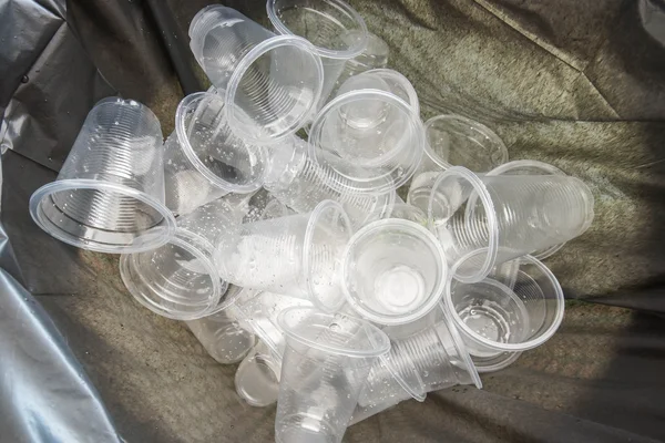 Plastic bekers in een vuilniszak — Stockfoto