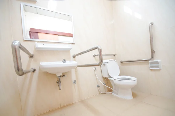 Toalett för personer med funktionshinder — Stockfoto