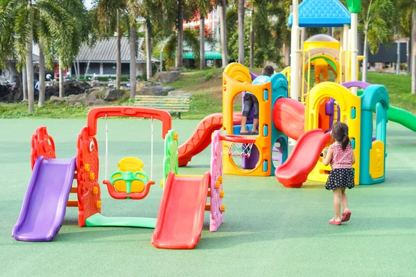 Kleurrijke speeltuin voor kinderen — Stockfoto