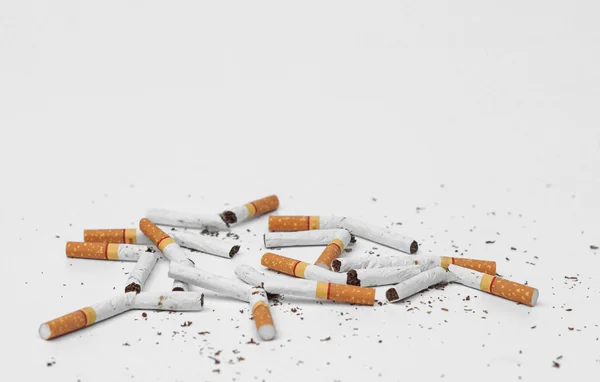 在白色的被毁的香烟 — 图库照片