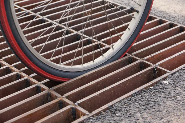 Велосипедне колесо падає і застрягає — стокове фото
