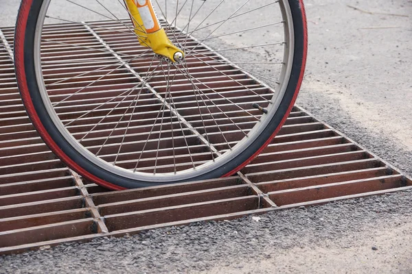 Roda de bicicleta cai e preso — Fotografia de Stock