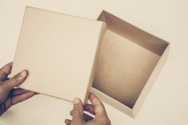 Elleri boş kutusunu açmak