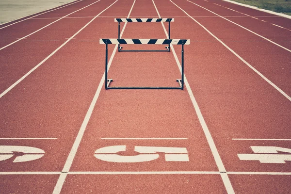 Saltar obstáculos en pista de atletismo — Foto de Stock