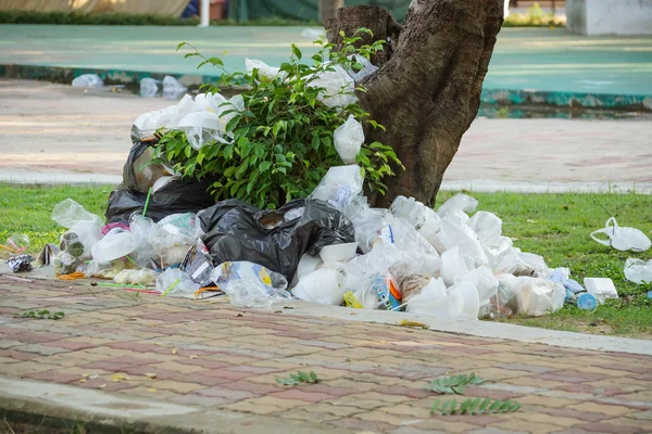 Basura dispersa con bolsas — Foto de Stock