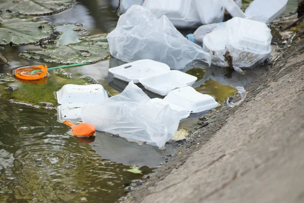 Basura dispersa con bolsas — Foto de Stock