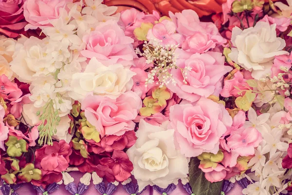 Hochzeitsdekoration aus frischen Blumen — Stockfoto