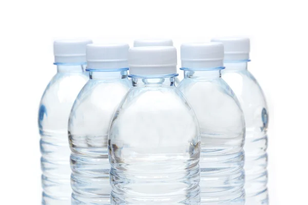 Бутылки пресной воды изолированы — стоковое фото
