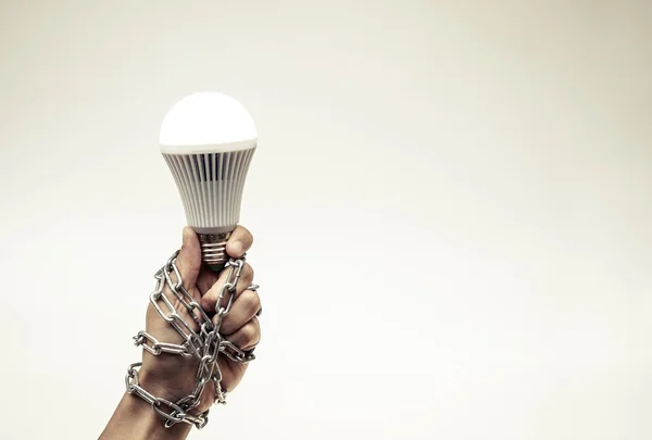 Mão segurando lâmpada led — Fotografia de Stock