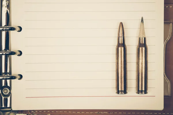 Tüfek mermi başında bir kalem ile — Stok fotoğraf