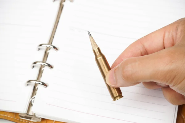 Gewehrkugel mit Bleistift am Kopf — Stockfoto