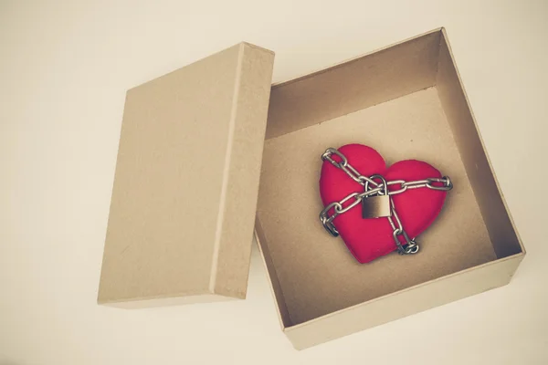 종이 상자에 있는 체인 레드 심장 — 스톡 사진