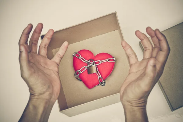 Jantung merah dirantai dalam kotak kertas — Stok Foto