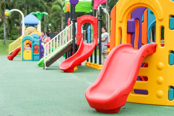 Bunter attraktiver Spielplatz — Stockfoto