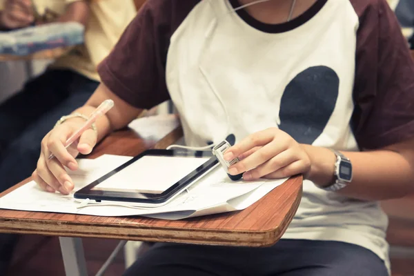 Estudiante joven usando un smartphone — Foto de Stock