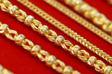 Kırmızı altın Kolyeler