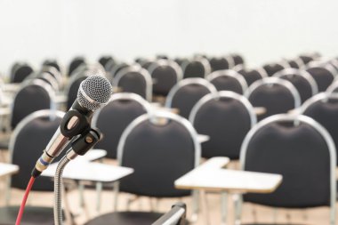 Boş sınıfta bir mikrofon