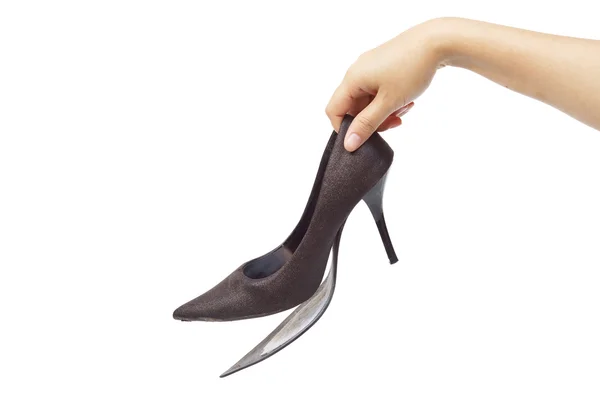 Женщина держит сломанную обувь за руку — стоковое фото