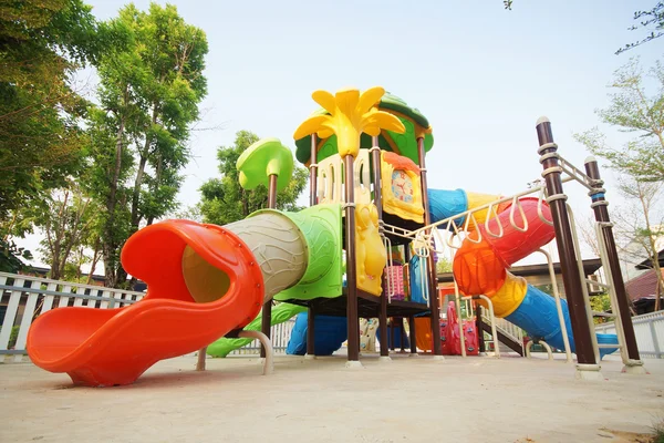 Colorato parco giochi attraente — Foto Stock