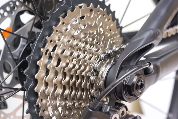 Fahrrad Hintere Kassette Mit Geschwindigkeiten Isoliert Auf Weißem Hintergrund lizenzfreie Stockfotos