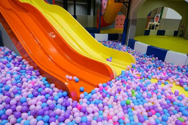 Indoor Spielplatz Kugelgrube Voller Bunter Plastikbälle Und Rutschen Stockbild