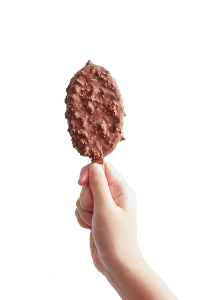 Kinderhand Hält Ein Schokoladeneis Isoliert Auf Weißem Hintergrund lizenzfreie Stockfotos