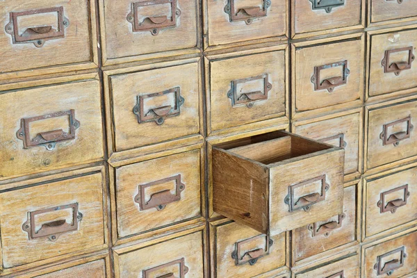 Старые ящики с открытым ящиком — стоковое фото