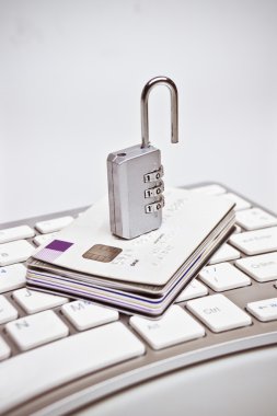 Açık güvenlik kilidi kredi kartları