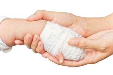 Annenin elleri bebeğin elini tutarak