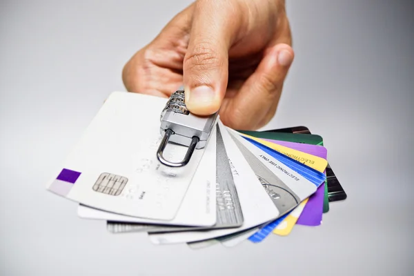 Χέρι που κρατά πιστωτικές κάρτες με κλειδαριά ασφαλείας — Φωτογραφία Αρχείου