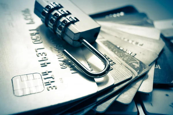 Open-beveiligingsslot op creditcards — Stockfoto