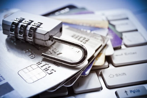 Blokada bezpieczeństwa otwarte na karty kredytowe — Zdjęcie stockowe