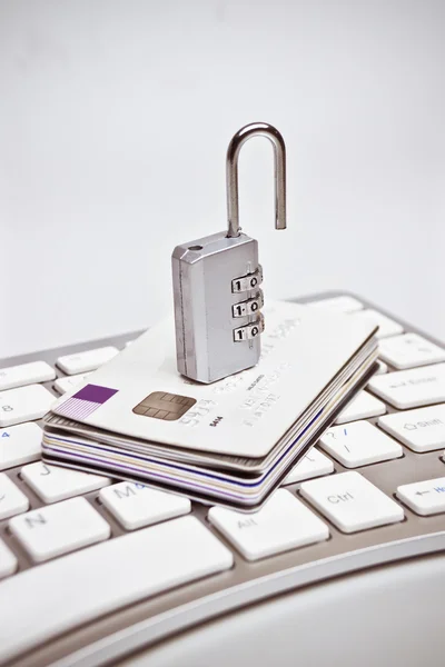 Abrir bloqueio de segurança em cartões de crédito — Fotografia de Stock