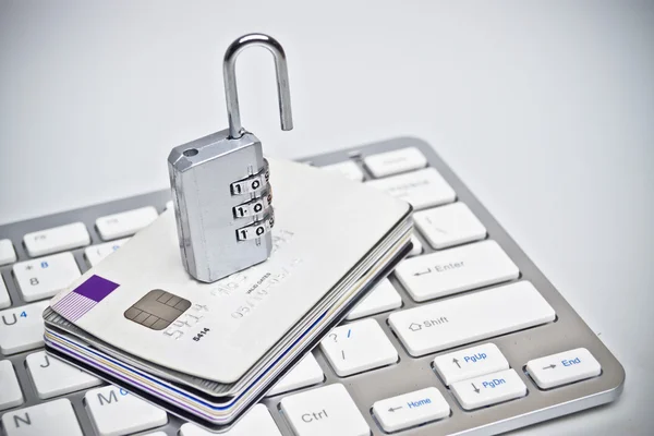 Open-beveiligingsslot op creditcards — Stockfoto