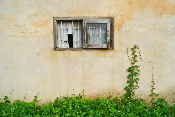 老墙旧木窗口 — 图库照片
