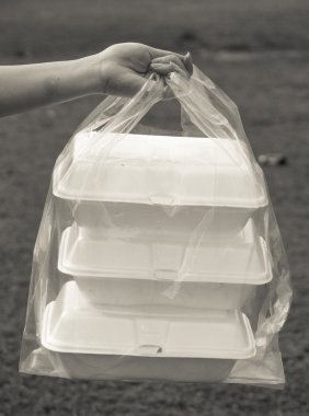 Köpük kaplarda plastik torbalar temizleyin
