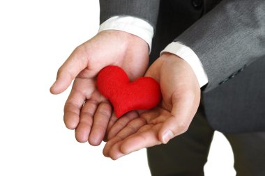 İşadamı kırmızı bir kalp verir