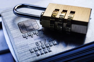 Kilitli güvenlik kilidi ve kredi kartları