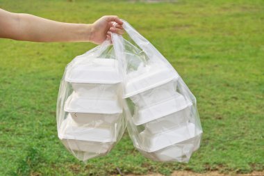 Köpük kaplarda plastik torbalar temizleyin