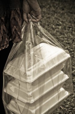 Köpük kaplarda plastik torbalar temizleyin